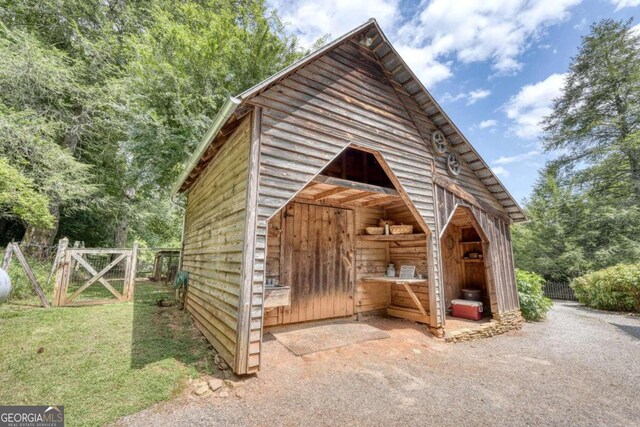 view of outdoor structure with a yard