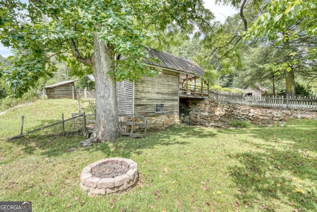 view of yard featuring an outdoor fire pit