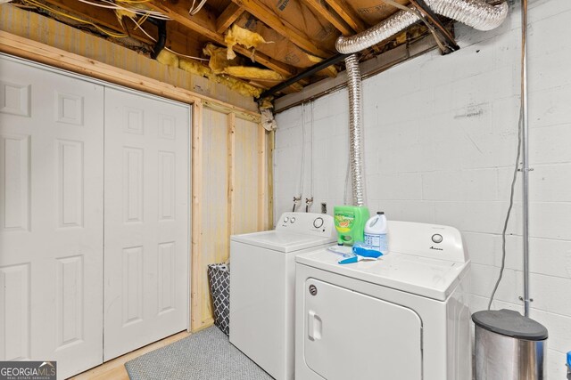 laundry room with washing machine and dryer