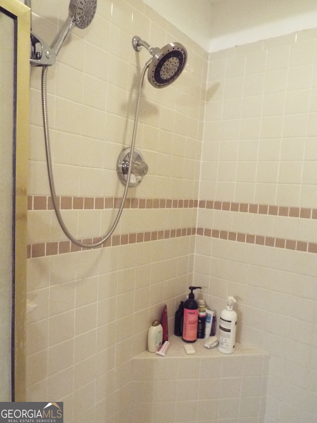 bathroom featuring a tile shower