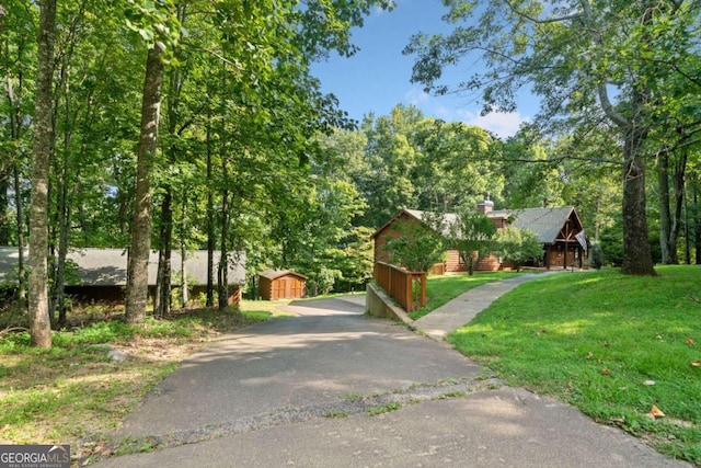 view of front of property featuring a front yard