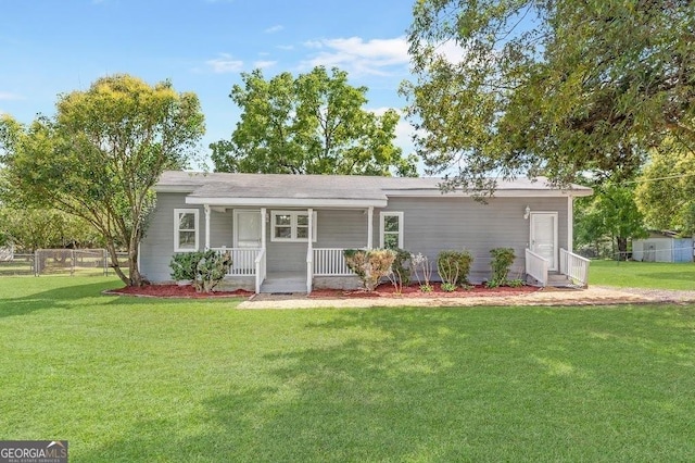 view of front facade featuring covered porch and a front lawn