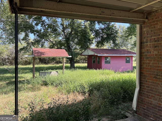 view of yard with an outdoor structure