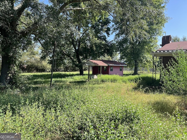 view of yard featuring an outbuilding