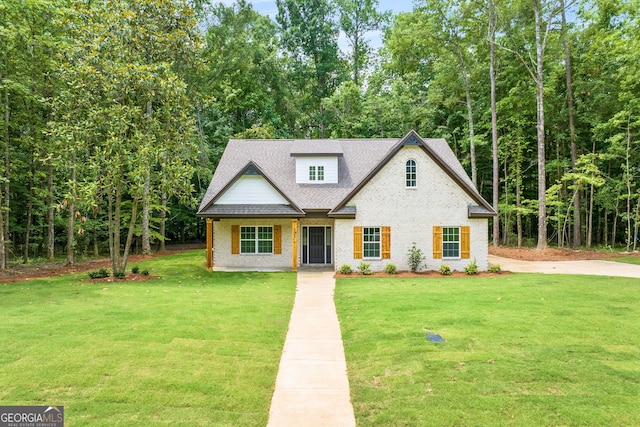 view of front of home featuring a front lawn