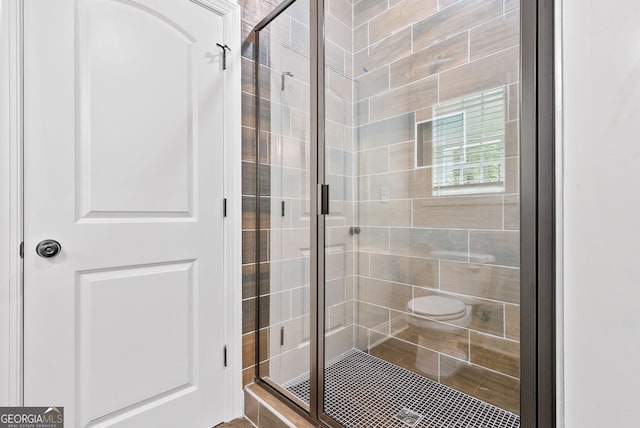 spare room featuring ceiling fan, light hardwood / wood-style floors, ornamental molding, and a tray ceiling