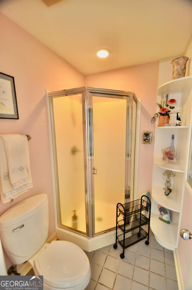 full bath with a stall shower, tile patterned flooring, toilet, and recessed lighting