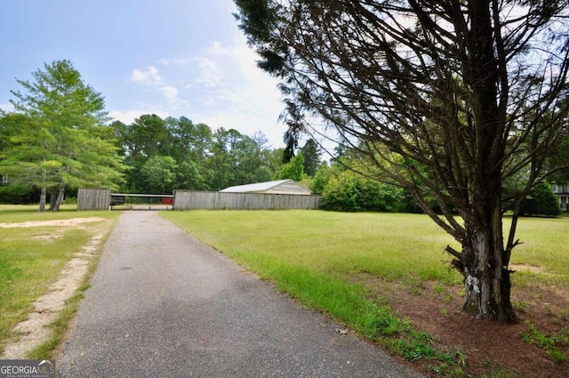 view of yard featuring a gate