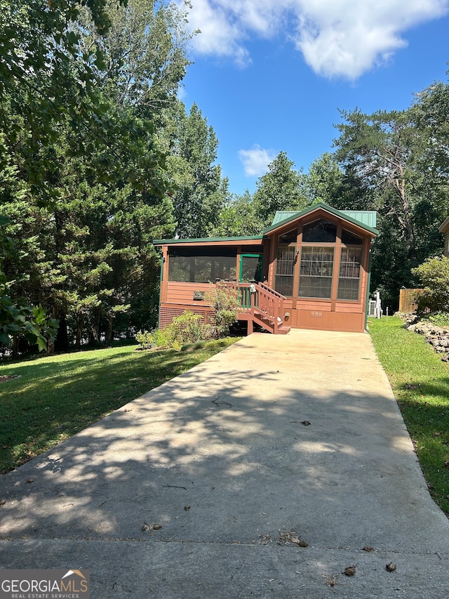 view of front of property with a front lawn