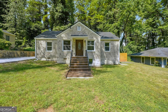 view of front facade featuring a front yard