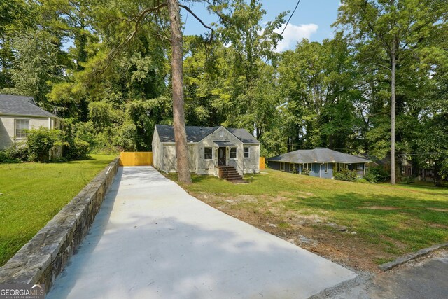 view of front of house with a front yard