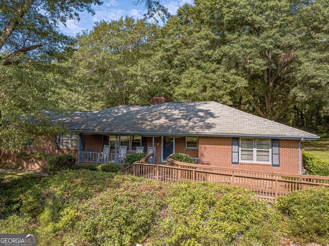 ranch-style house featuring covered porch