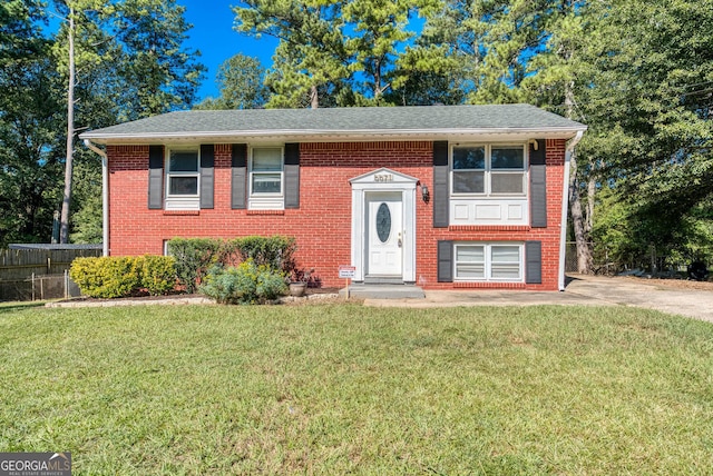 split foyer home featuring a front yard