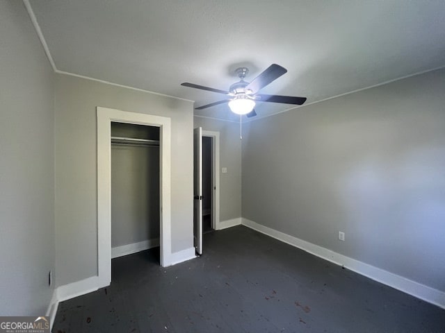 unfurnished bedroom featuring ceiling fan and a closet