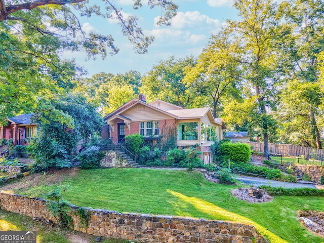 view of front of home featuring a front yard