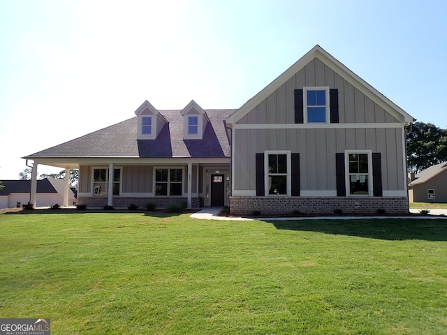 view of front of home featuring a front lawn