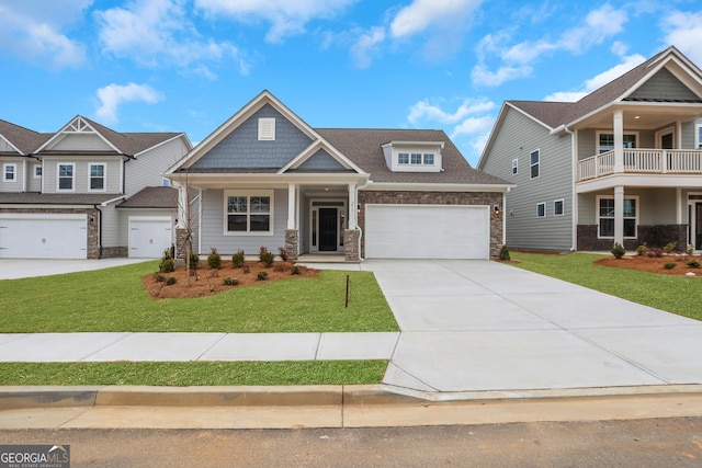 craftsman inspired home featuring a front lawn