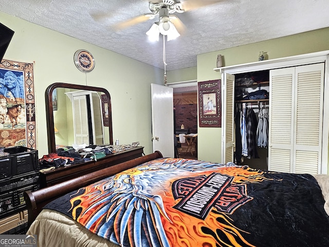 bedroom with ceiling fan and a textured ceiling