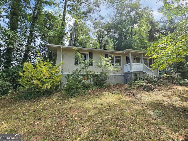 view of front facade featuring a front lawn