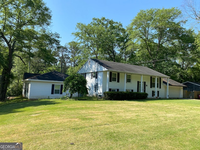 view of front of house featuring a front lawn