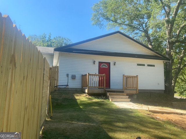 view of front of home featuring a front yard