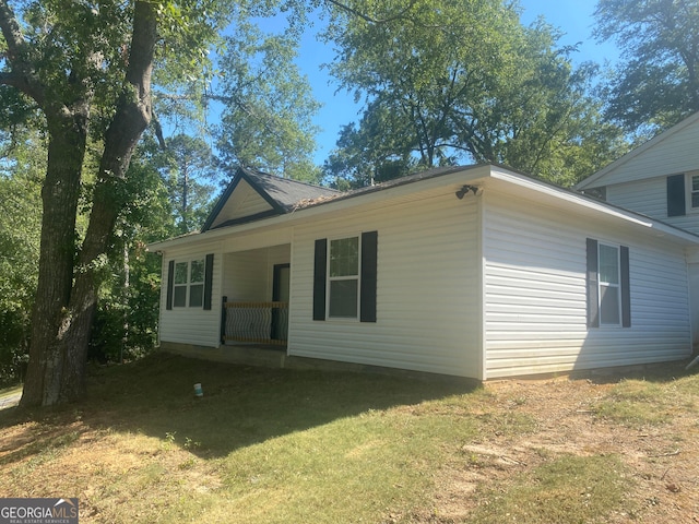 view of front facade with a front lawn