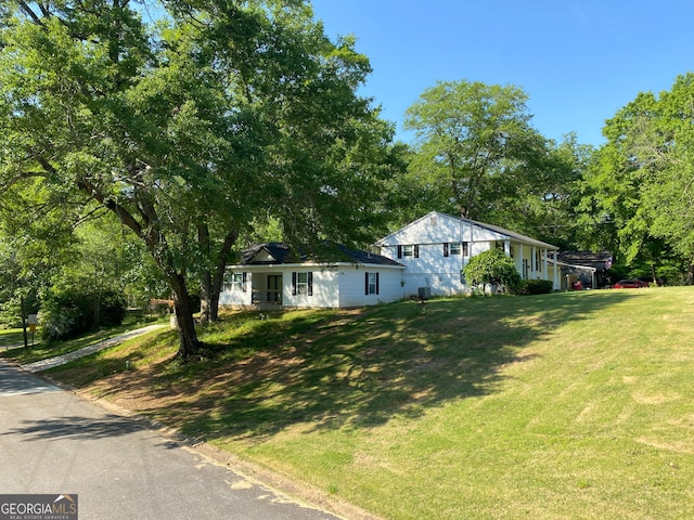 view of front facade featuring a front lawn