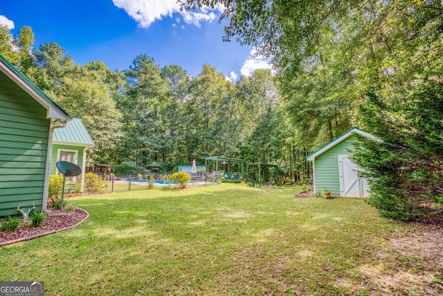 view of yard featuring a storage shed