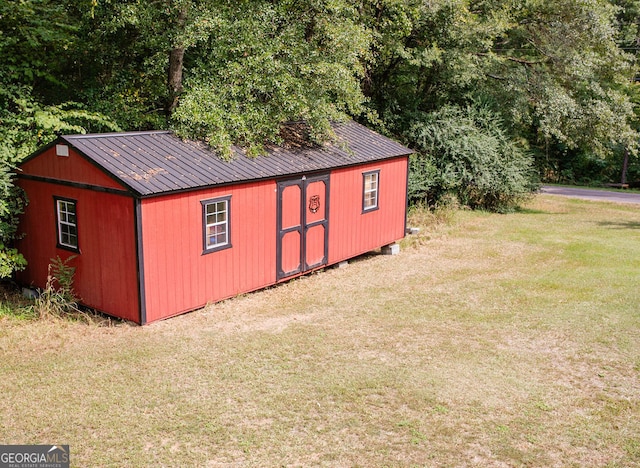 view of outdoor structure featuring a yard