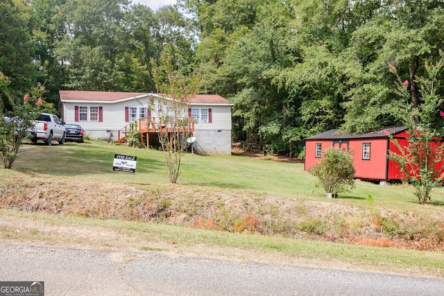 view of front of property with a front lawn