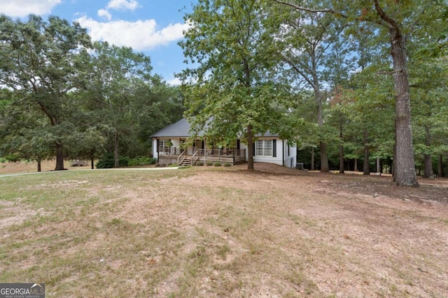 view of front of home featuring a front yard