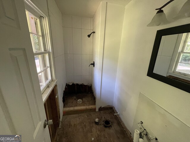 bathroom featuring a tile shower