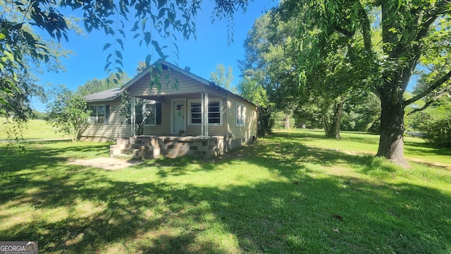 view of front of home featuring a front yard