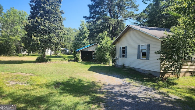 view of side of property featuring a lawn