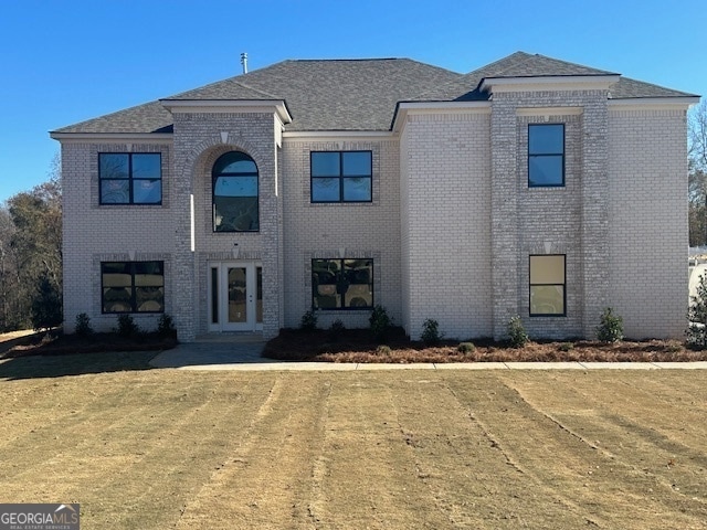 view of front facade featuring a front yard