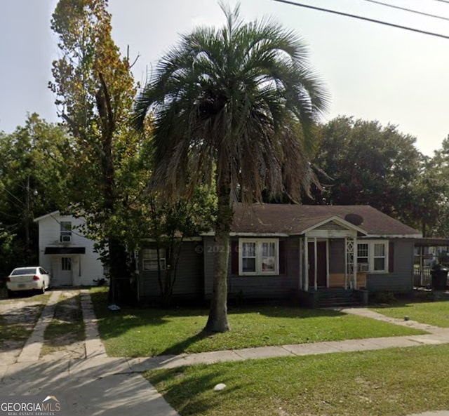 view of front of home with a front lawn