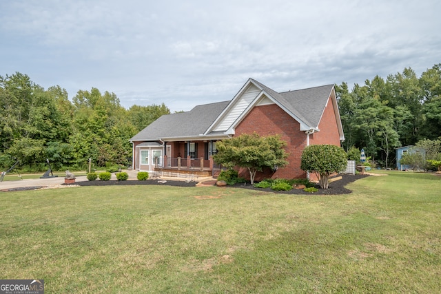 view of front of property featuring a front lawn and a porch