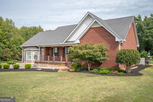 view of front of property with a front lawn and covered porch