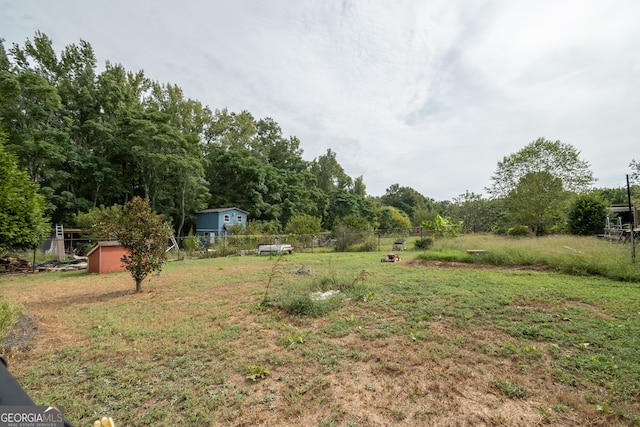 view of yard featuring a storage unit