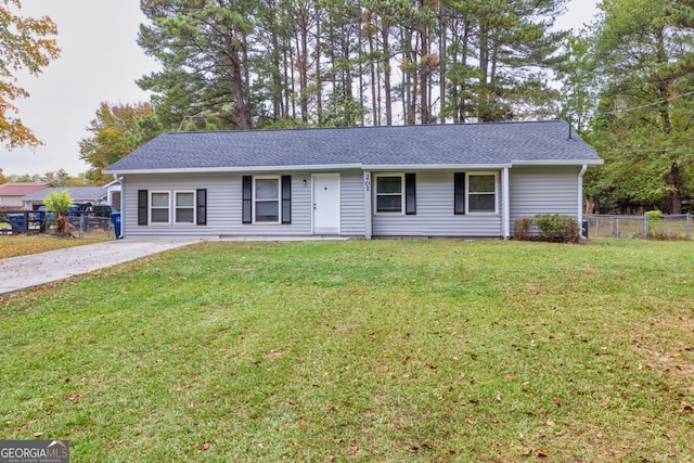 ranch-style home featuring a front lawn