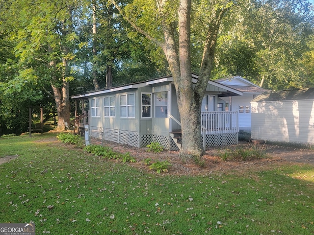 view of front of property featuring a front yard