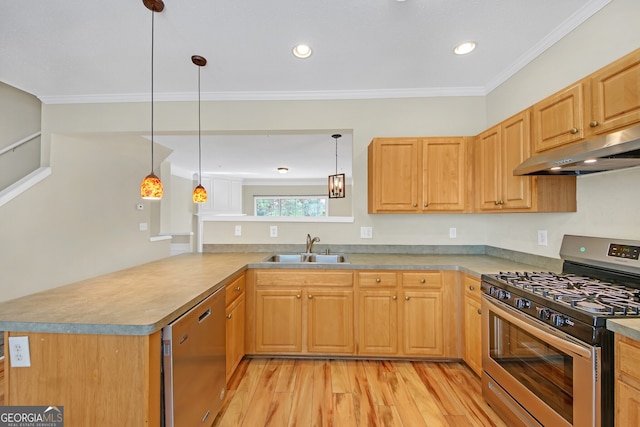 kitchen featuring decorative light fixtures, light hardwood / wood-style floors, stainless steel appliances, sink, and kitchen peninsula