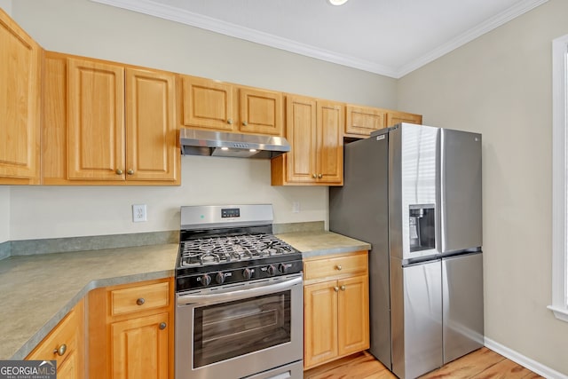 kitchen with crown molding, stainless steel appliances, and light hardwood / wood-style flooring