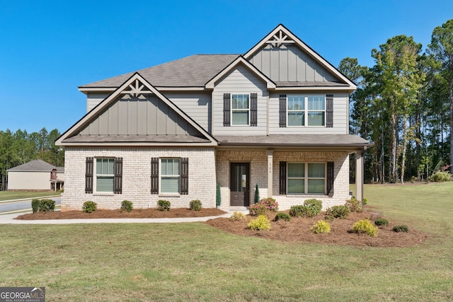 craftsman house featuring a front lawn