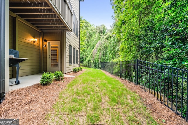 view of yard featuring a patio area