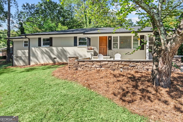 single story home with a front lawn