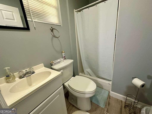 bathroom with baseboards, shower / tub combo with curtain, vanity, and toilet