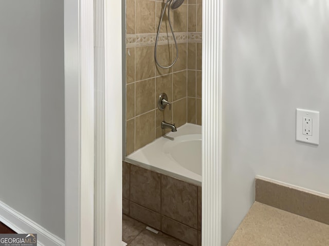 full bathroom with tiled shower / bath combo