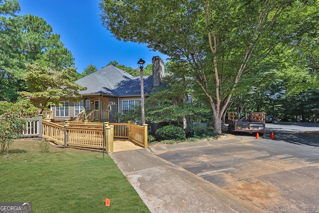 view of front of property featuring a front yard