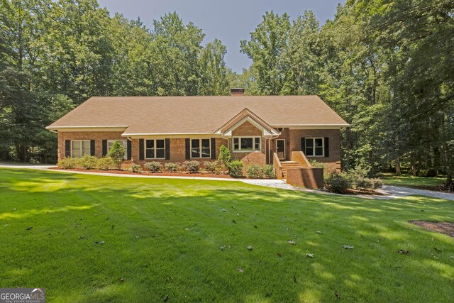 view of front of house featuring a front lawn